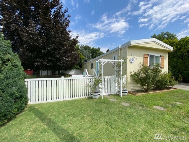 Property Photo:  907 NE Empire St  WA 99324 