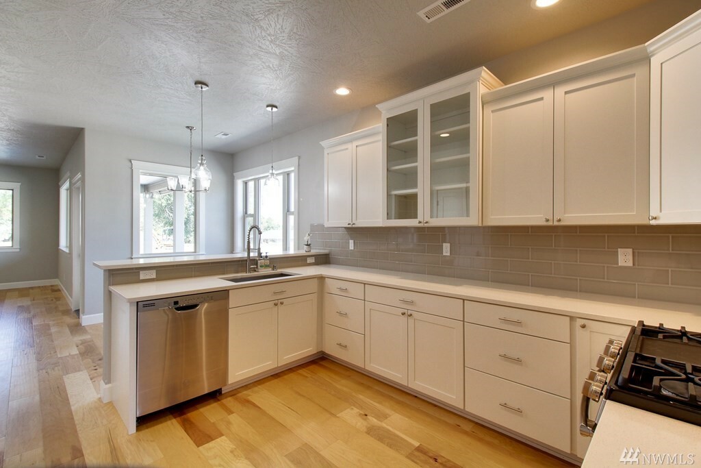 Property Photo:  1380 S 3rd Ave  WA 99362 