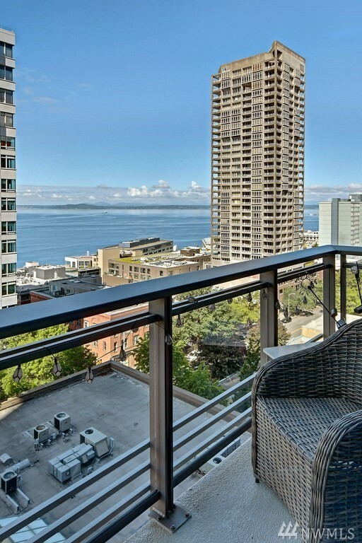 Property Photo: 2033 2nd Ave 912 WA 98121
