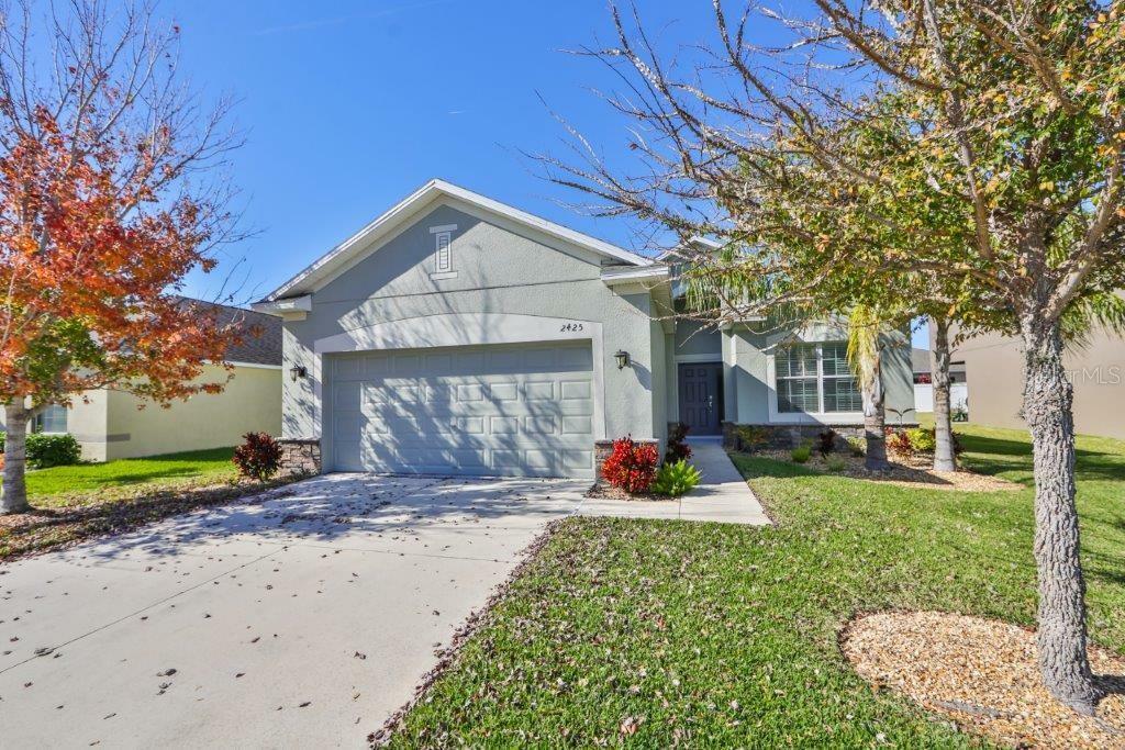 Property Photo:  2425 Dakota Cliff Street  FL 33570 