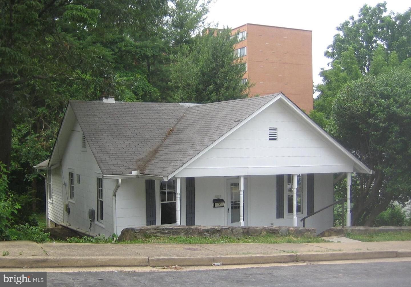 Property Photo:  2126 N Thomas Street  VA 22207 
