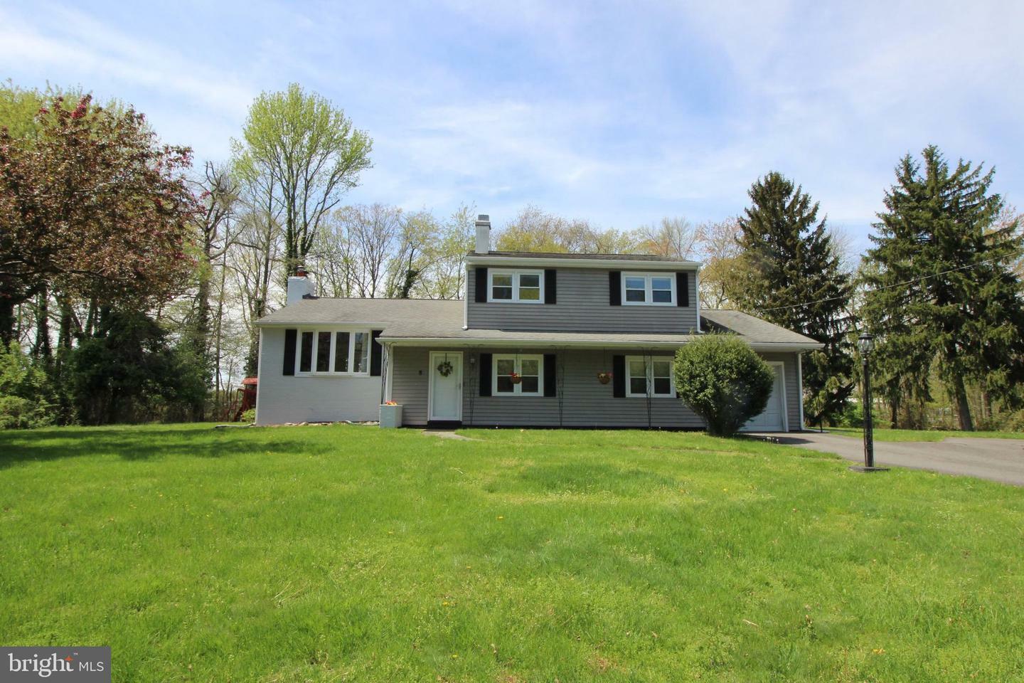 Property Photo:  8 Windsor Drive  NJ 08550 