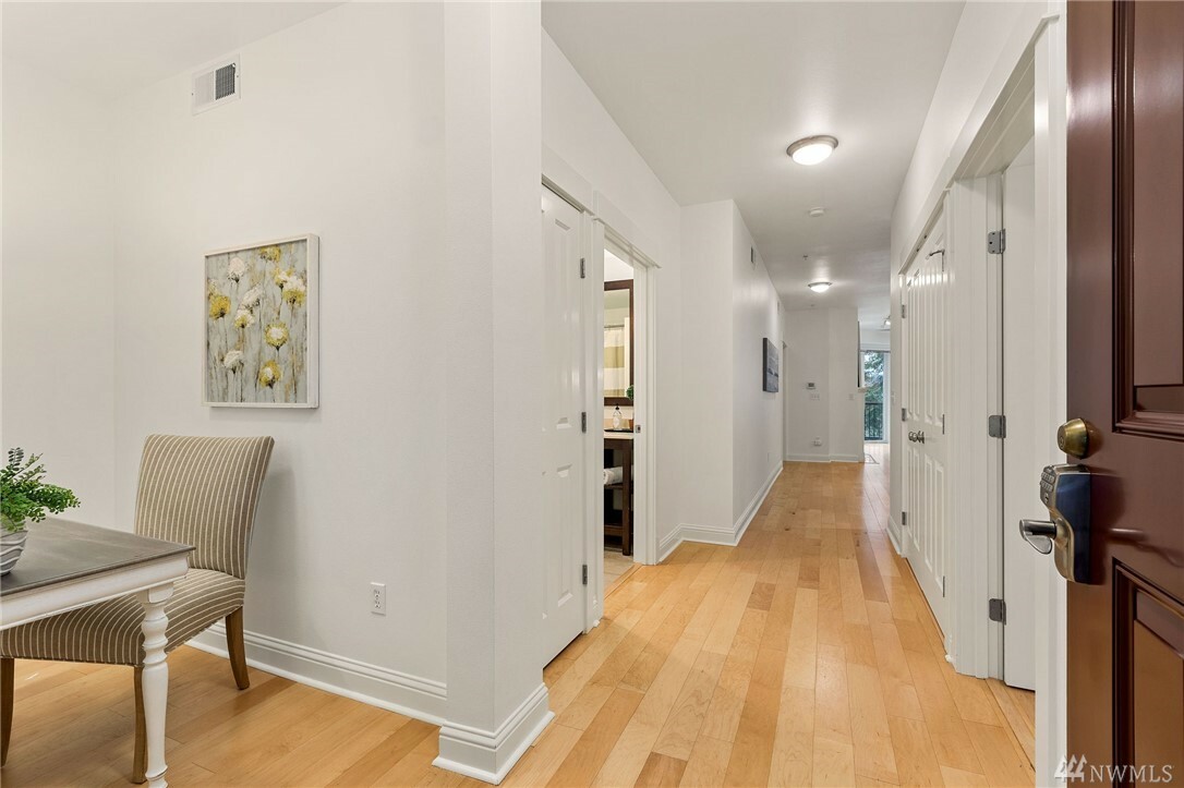 Property Photo: 18707 SE Newport Wy 102 WA 98008