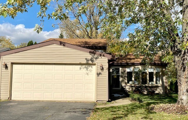 Property Photo:  26W124 Prairie Avenue  IL 60187 