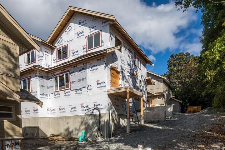 Property Photo: 3031 Jackson St 3 BC V8T 3Z7