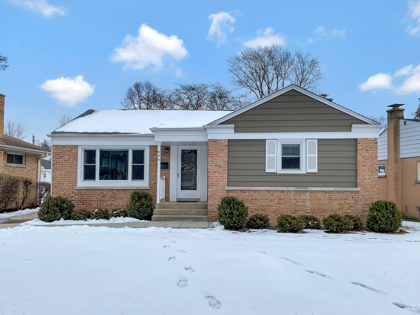 Property Photo: 646 E Clarendon Avenue IL 60004