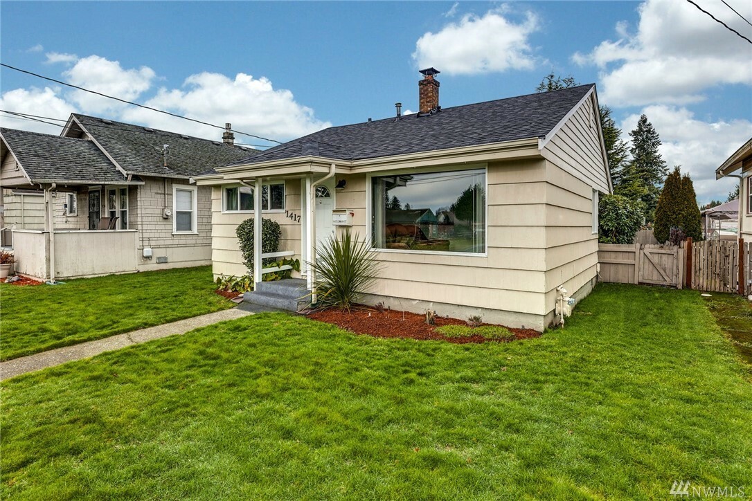 Property Photo:  1417 E Main St  WA 98002 