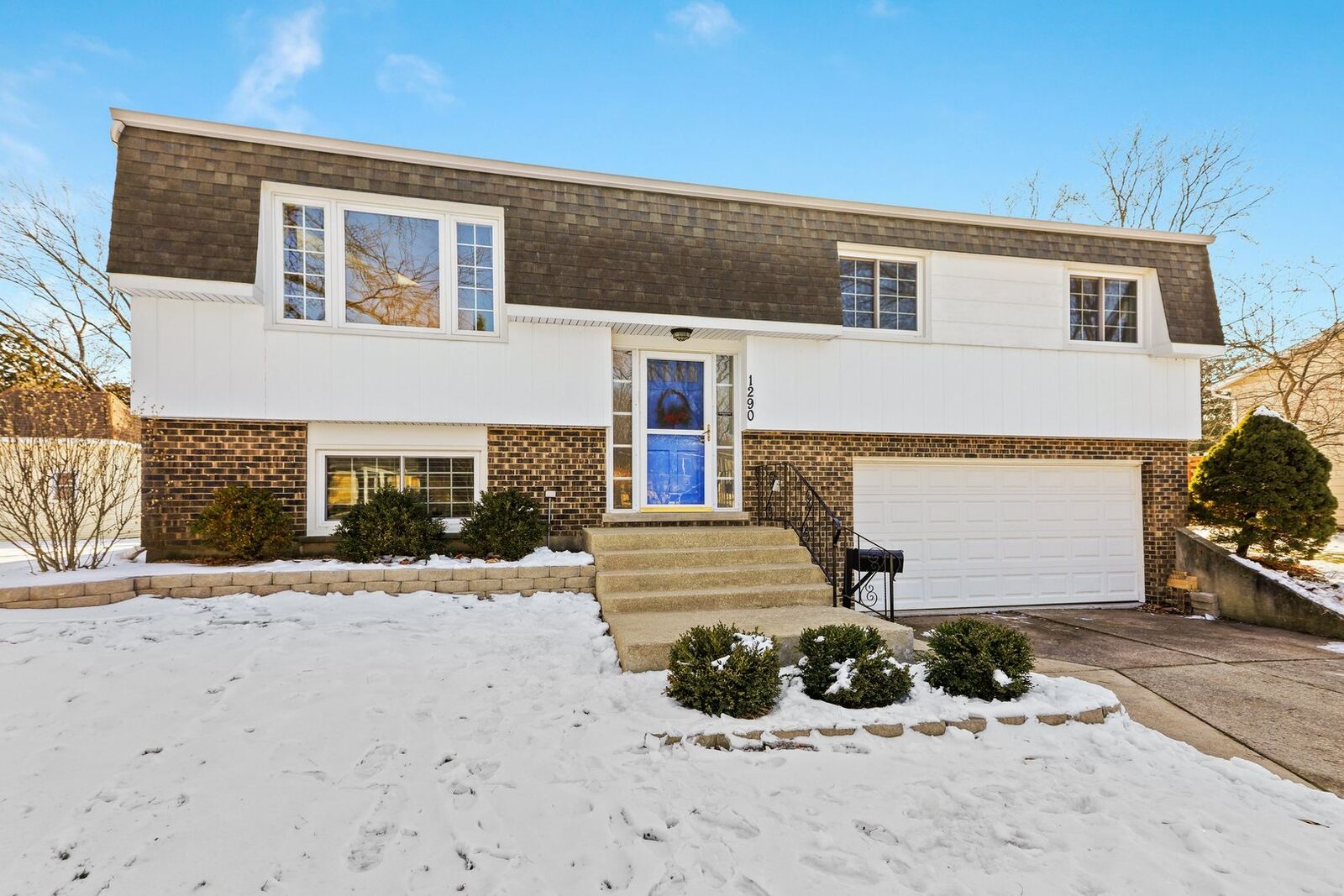 Property Photo:  1290 Sussex Lane  IL 60189 
