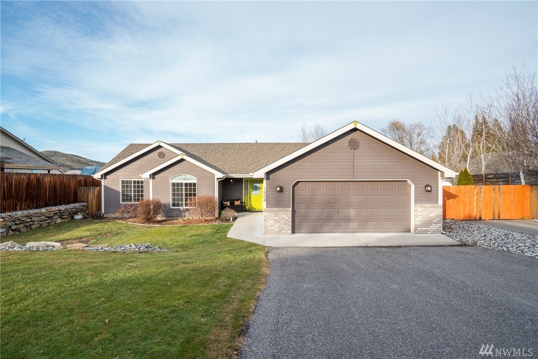 Property Photo: 1908 Grandview Lp WA 98801