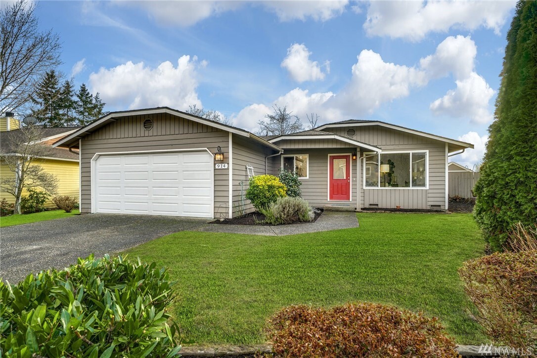 Property Photo: 914 235th St SW WA 98021