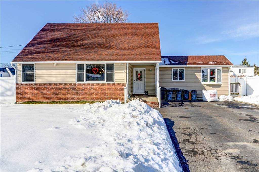 Property Photo:  561 Middle Street  NY 11703 