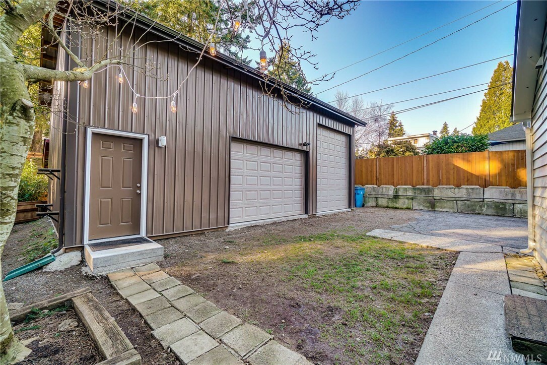 Property Photo:  15221 Ashworth Ave N  WA 98133 