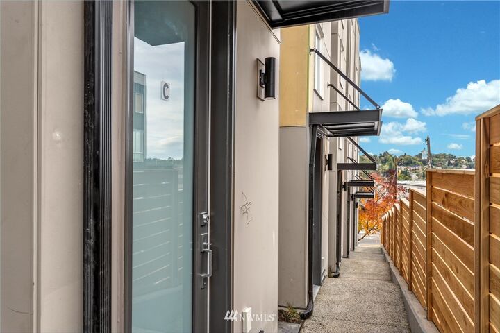 Property Photo: 3078 SW Avalon Way C WA 98126