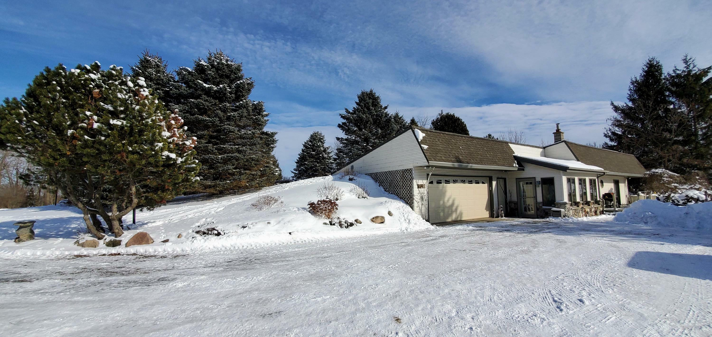 Property Photo: 617 E Newark Dr WI 53090