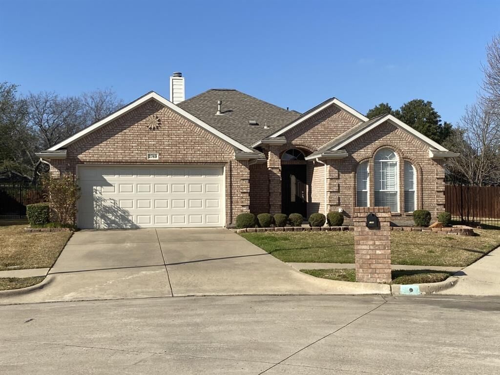 Property Photo: 2749 Crystal Glenn Circle TX 76054