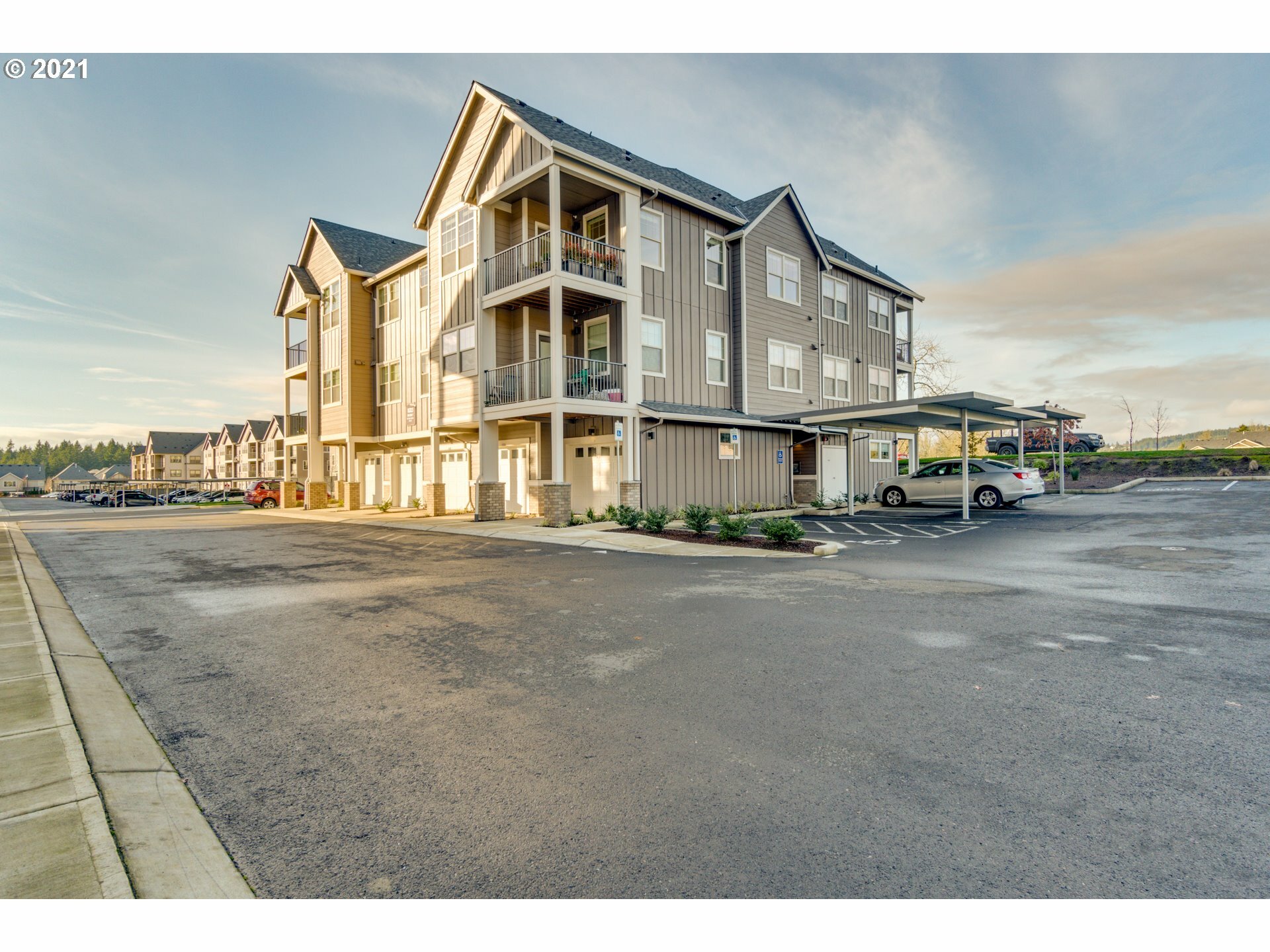 Property Photo: 16323 NW Chadwick Way 303 OR 97210