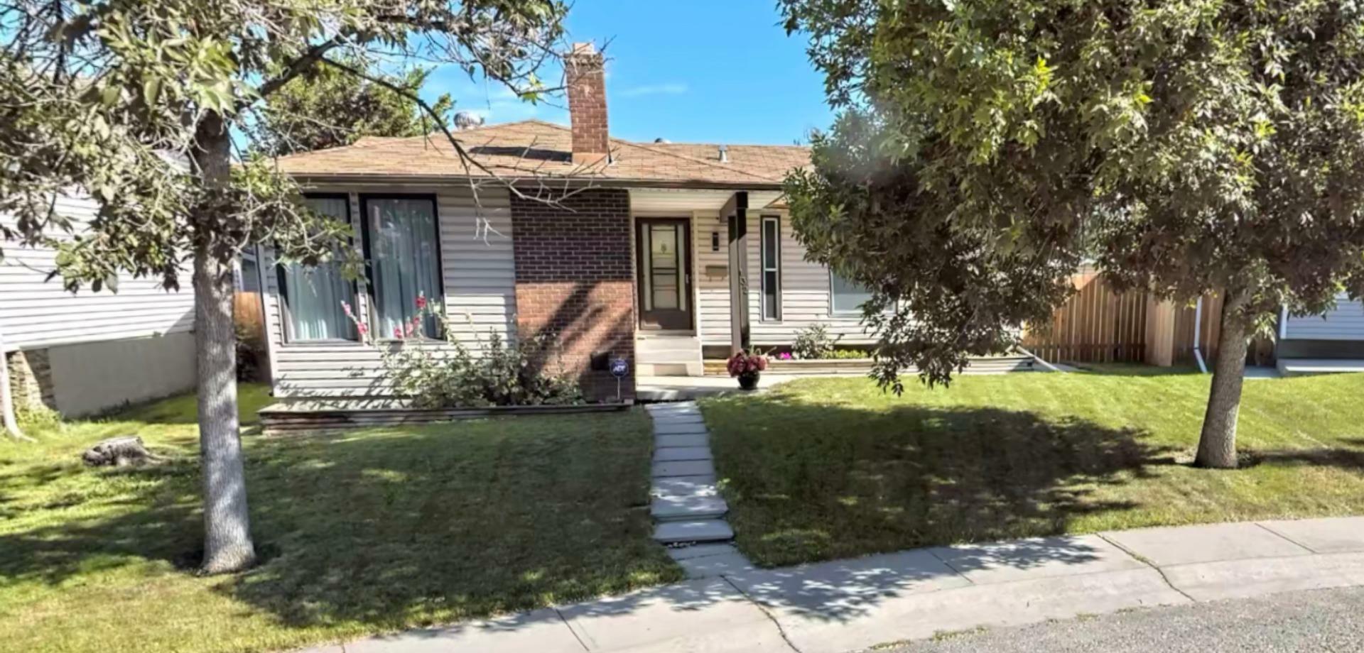 Property Photo: 132 Rundlewood Close AB T1Y 2P3