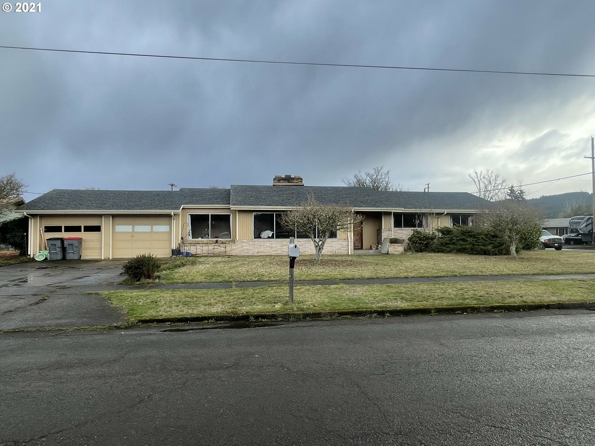 Property Photo: 136 NE Ash St OR 97378