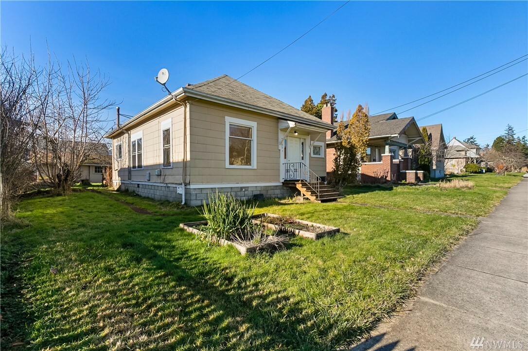 Property Photo:  2105 Ellis St  WA 98225 