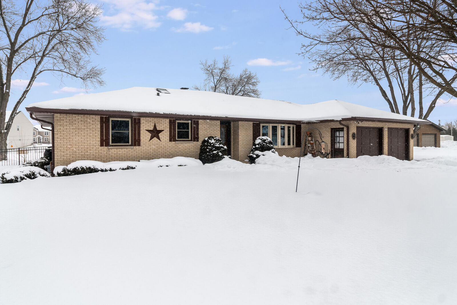 Property Photo:  18 Lakeview Drive  IL 60560 