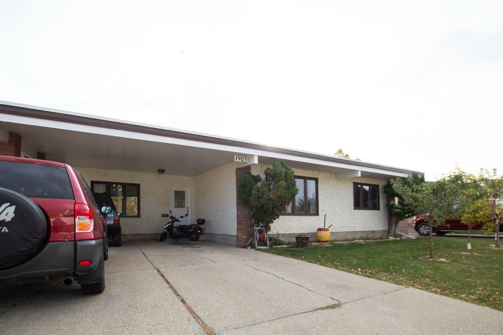 Property Photo: 1905 Lakehill Crescent S AB T1K 3R2