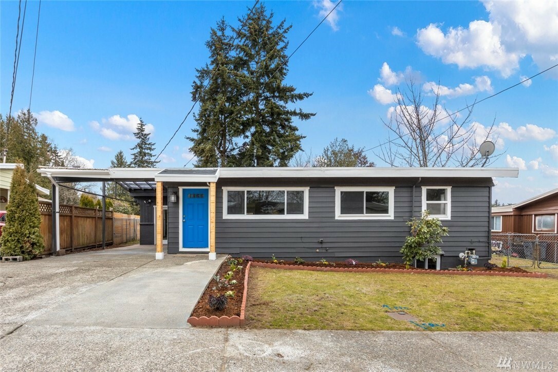 Property Photo:  2705 NE 6th Place  WA 98056 