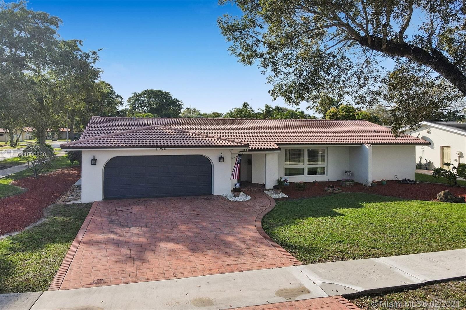 Property Photo: 13940 Leaning Pine Dr FL 33014
