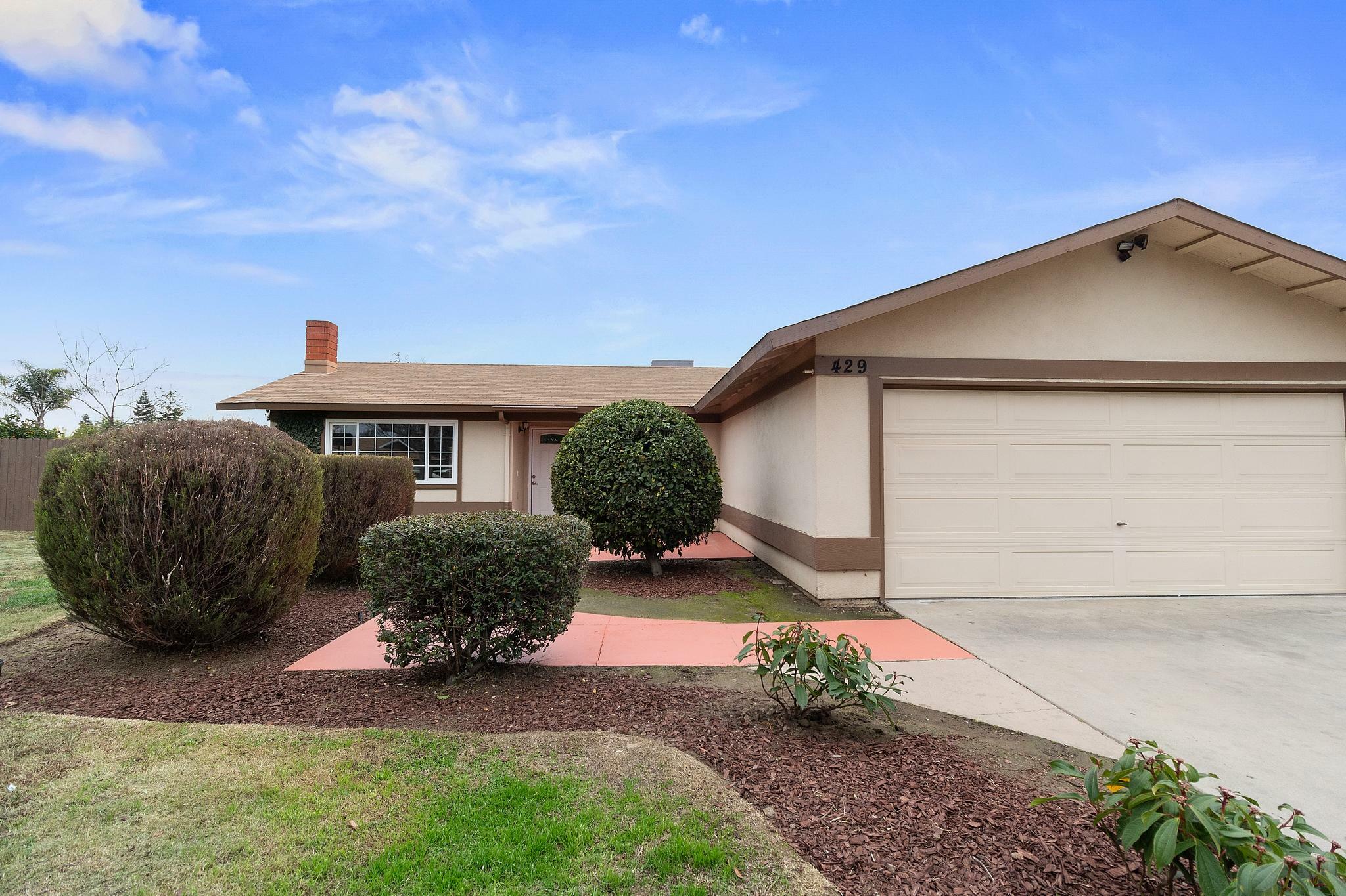 Property Photo:  429 E Oakridge Court  CA 93291 