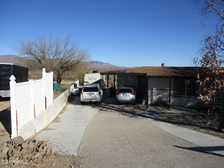 Property Photo: 27171 S Bennett Way AZ 85332