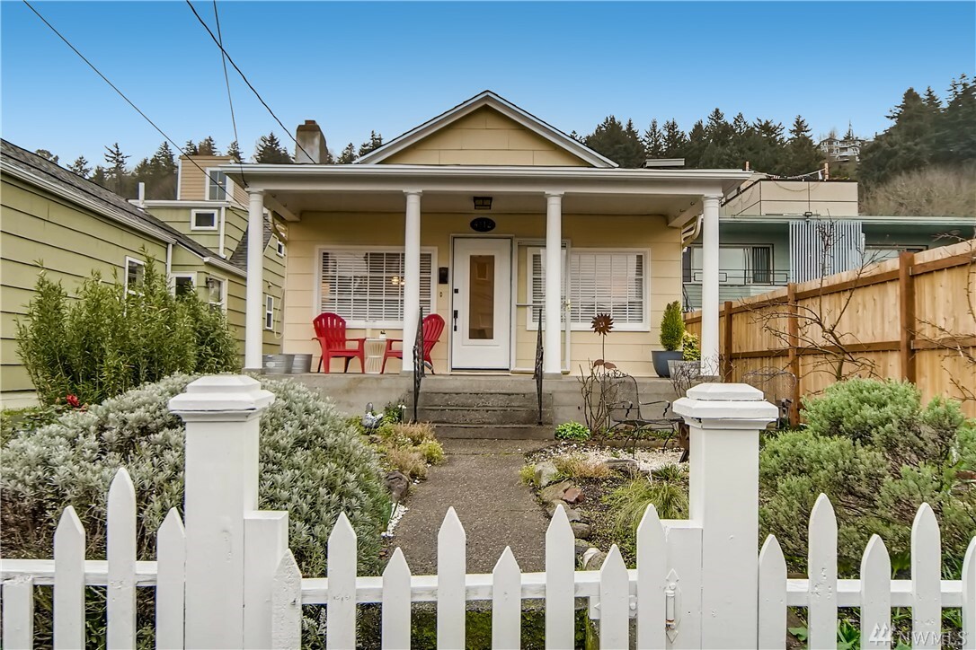 Property Photo:  4112 Beach Dr SW  WA 98116 