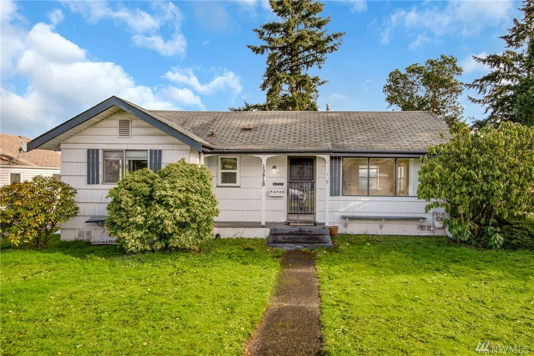 Property Photo:  13810 1st Ave SW  WA 98166 