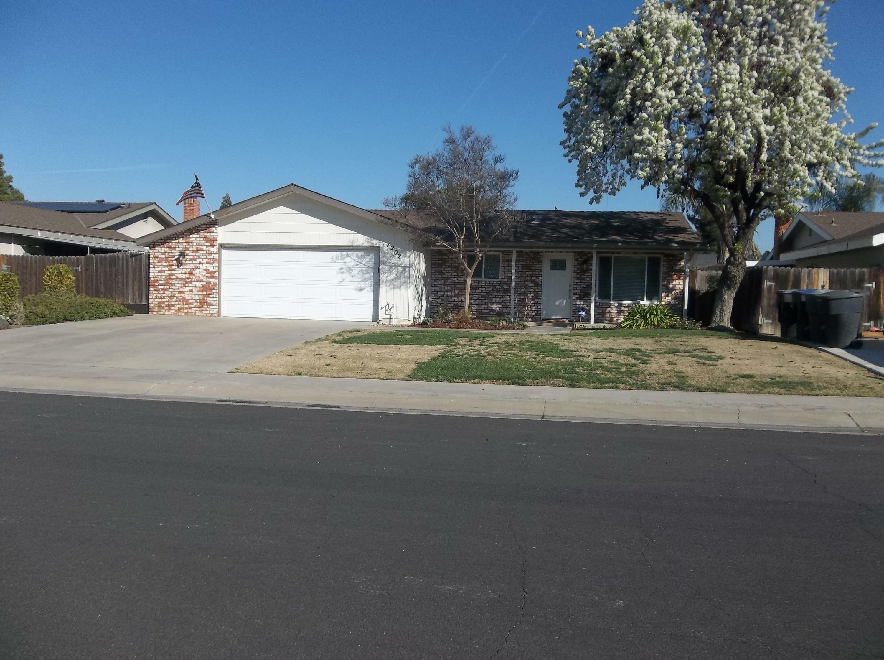 Property Photo:  1202 W Cherry Ct Court  CA 93277 