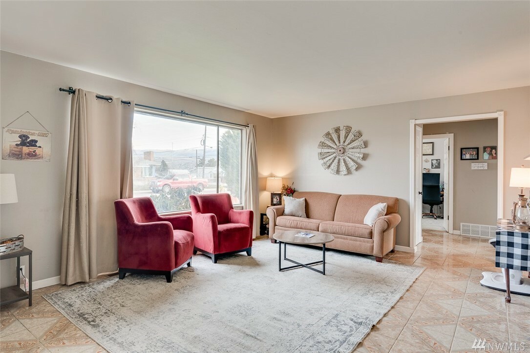 Property Photo: 705 Schons Place WA 98801