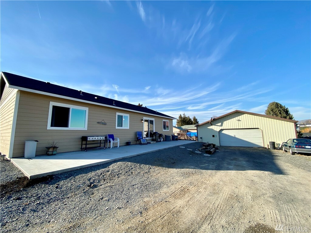 Property Photo:  661 Lancaster Rd  WA 98942 