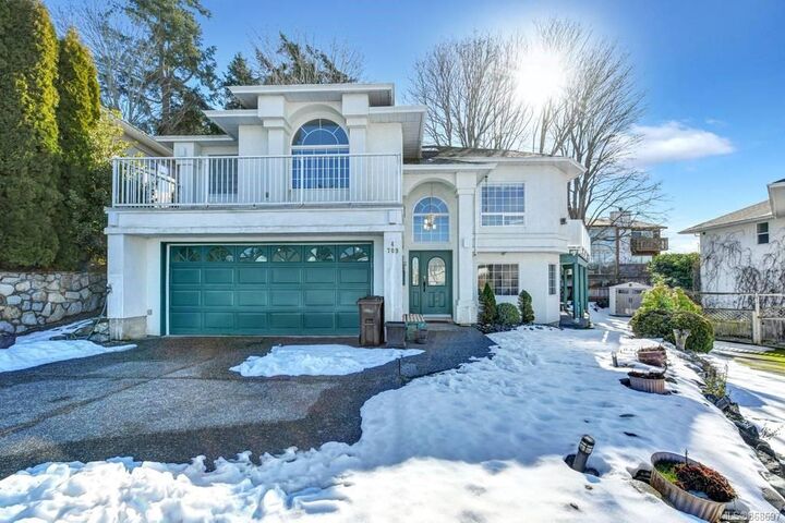 Property Photo: 709 Luscombe Pl 4 BC V9A 7L6