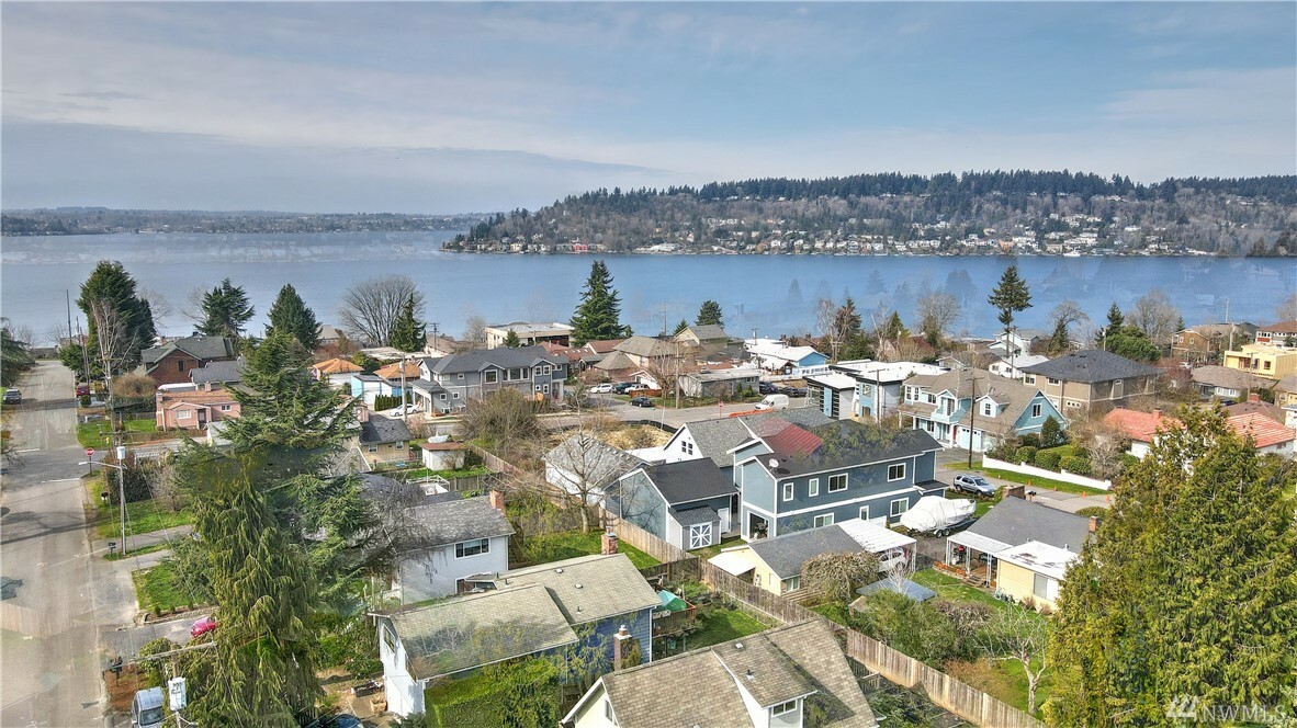 Property Photo:  1018 N 31st St  WA 98056 