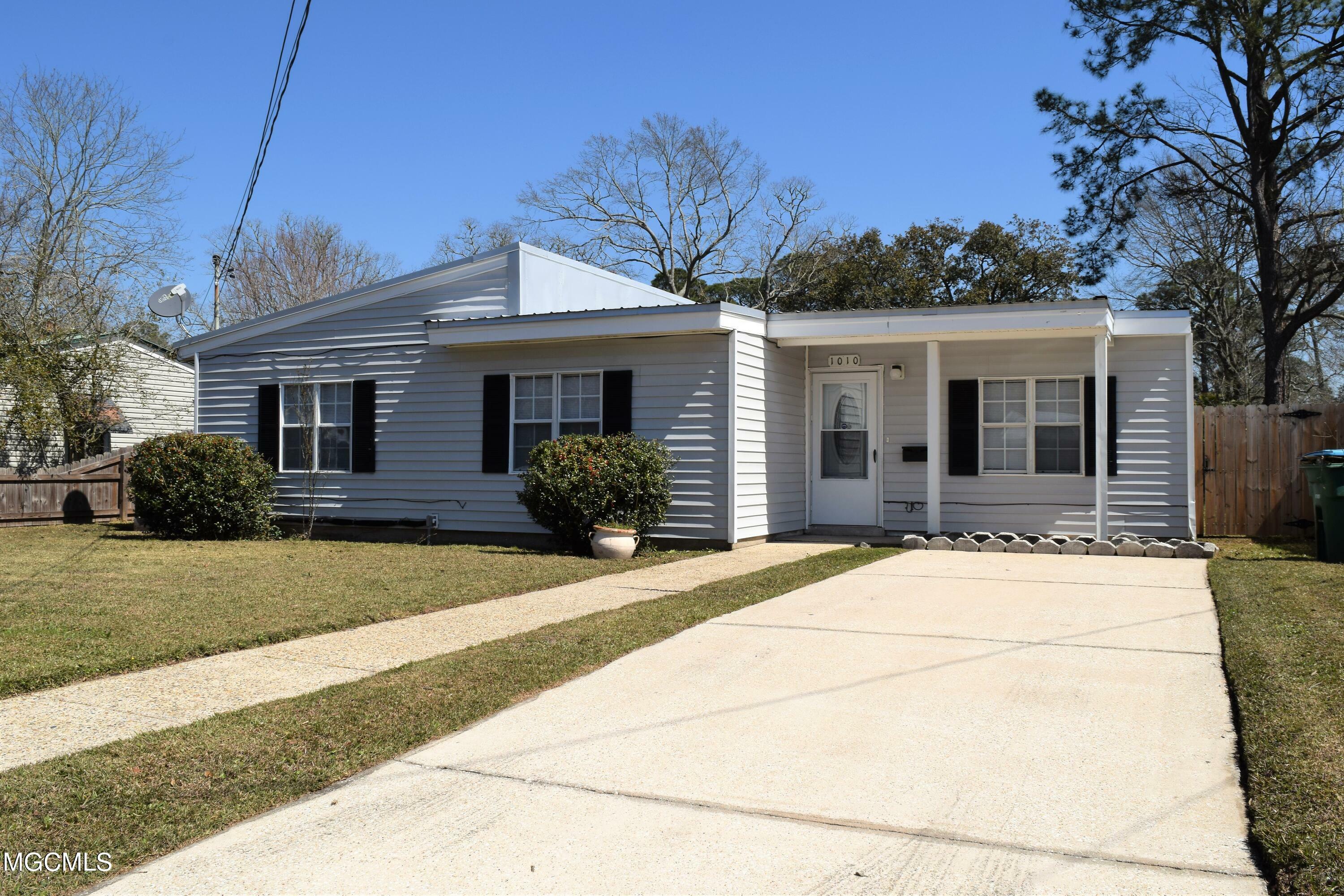 Property Photo:  1010 Oliver Street  MS 39567 