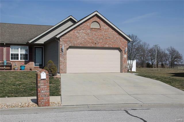 Property Photo:  55 Auburn Court B   62249 