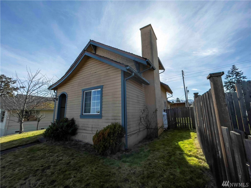 Property Photo:  814 W Fifth St  WA 98363 