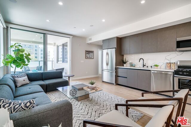 Property Photo:  1148  N Detroit St 2B  CA 90046 