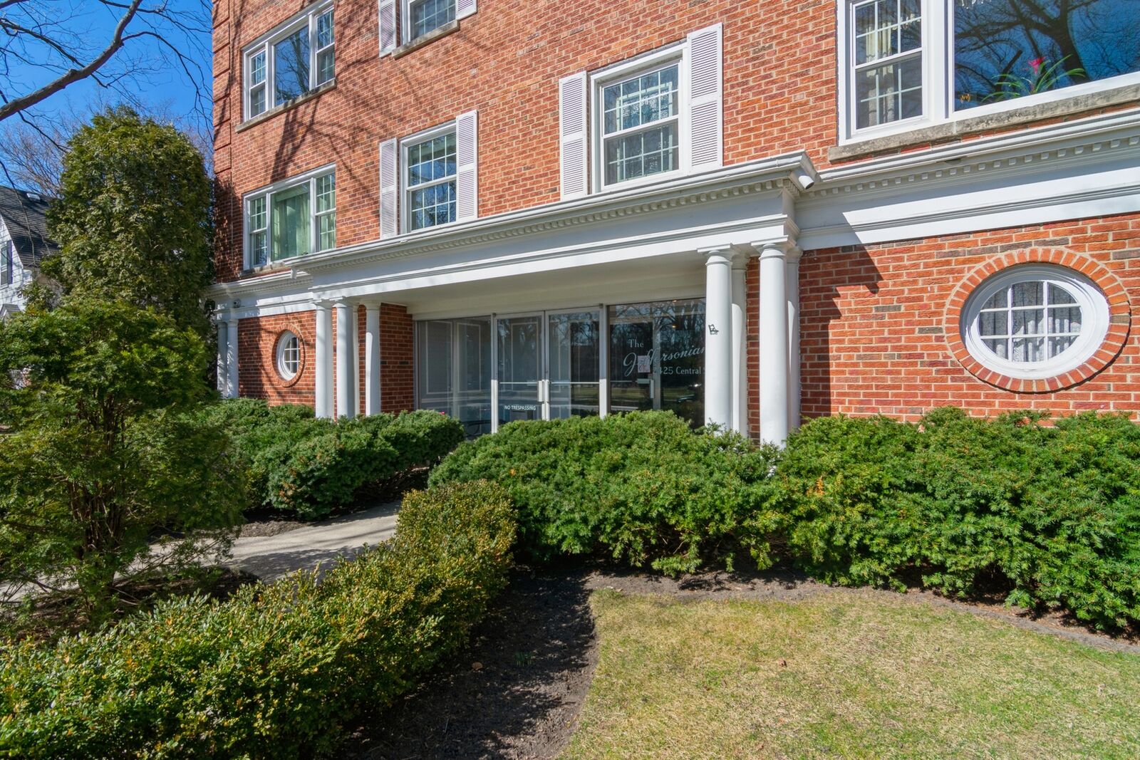 Property Photo: 2425 Central Street 5D IL 60201