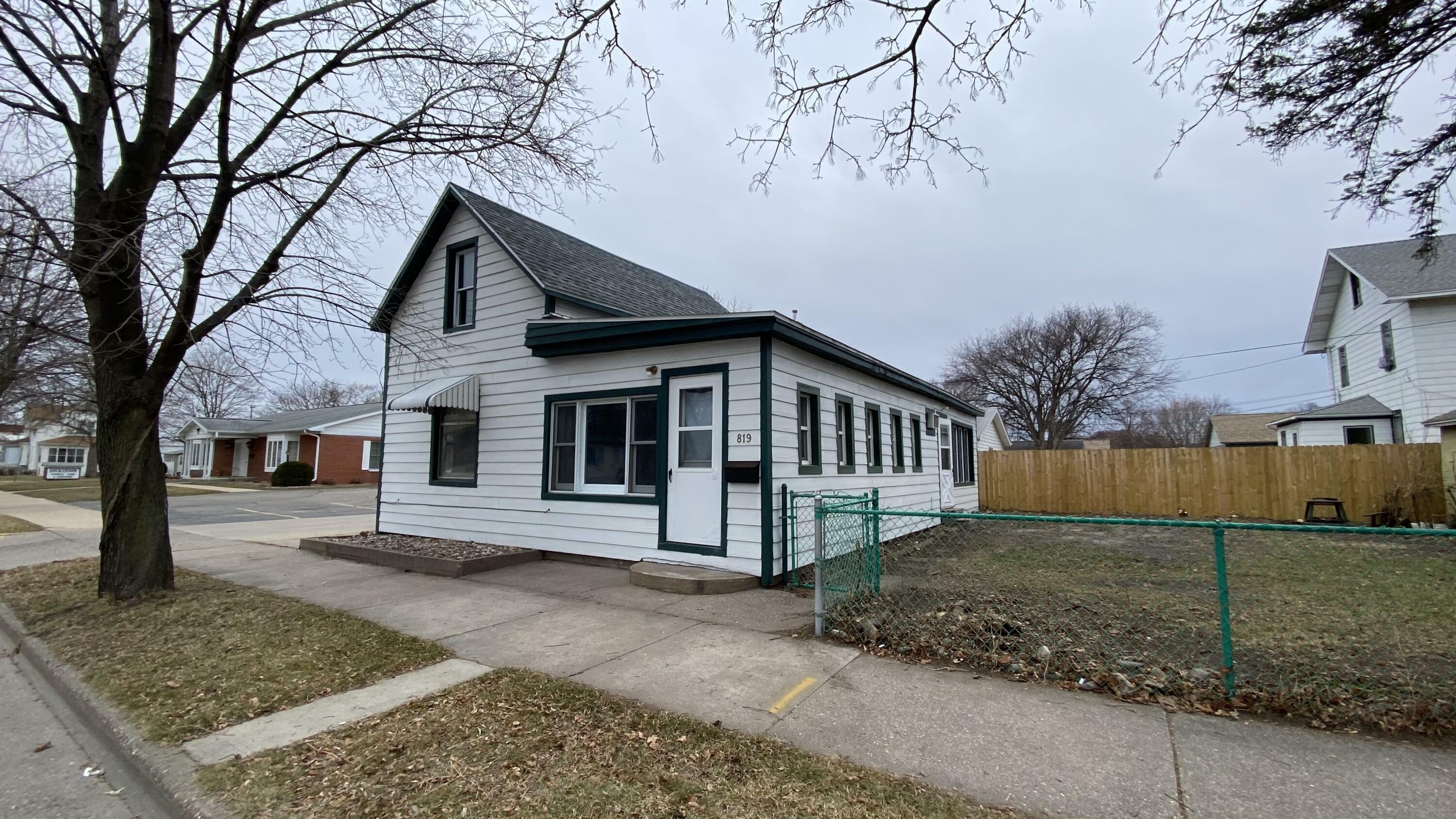 Property Photo:  819 Gillette St  WI 54603 