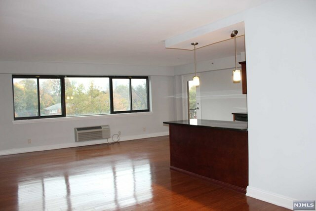 Property Photo:  60 East Parkway Drive 5J  NJ 07017 