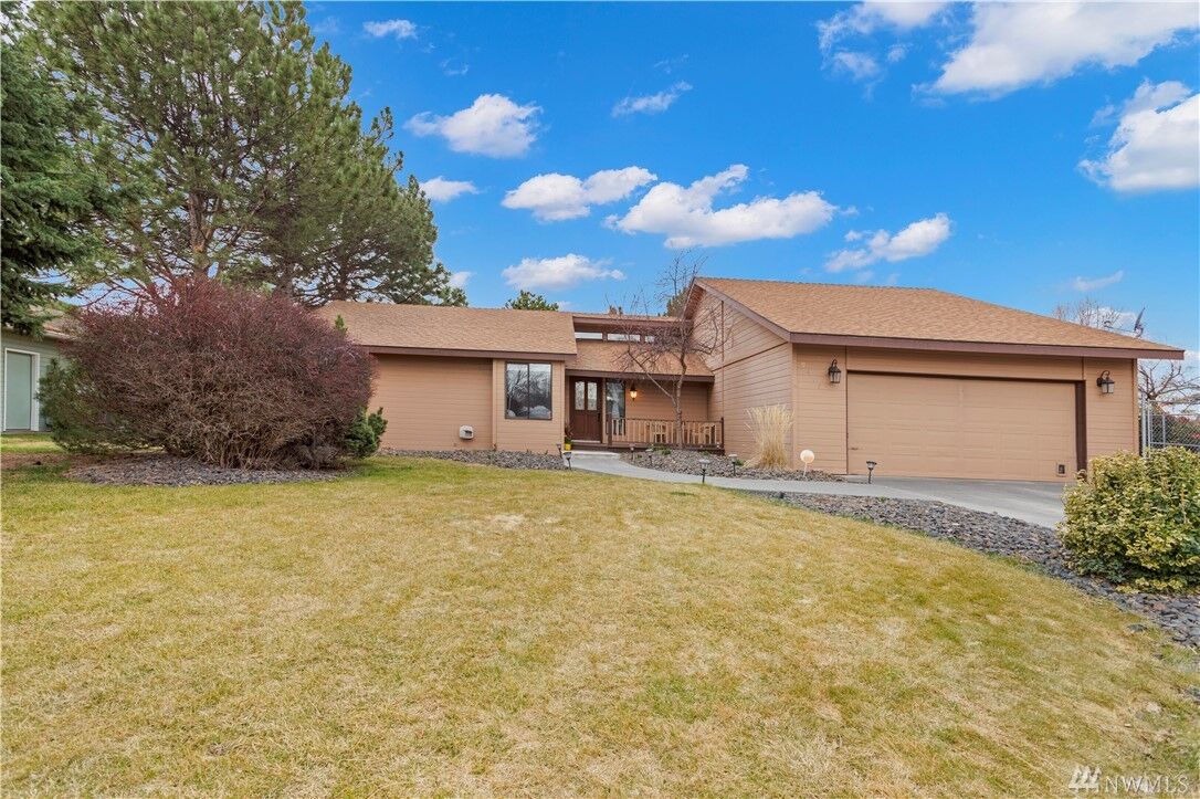 Property Photo:  9417 Naples St SE  WA 98837 