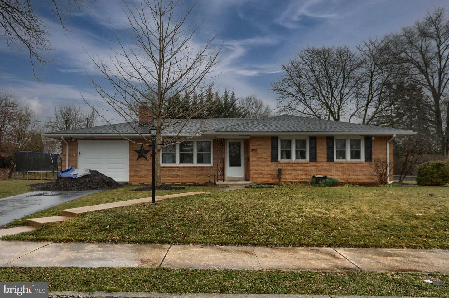 Property Photo: 890 S Green Street PA 17078
