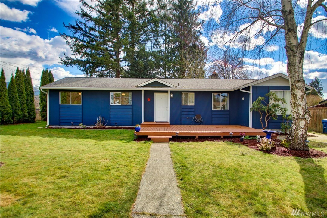 Property Photo:  1305 Talcott St  WA 98284 