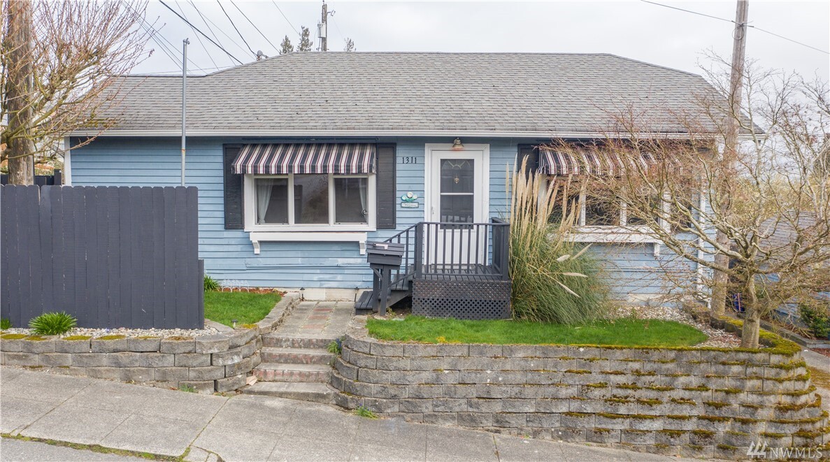 Property Photo:  1311 39th St  WA 98201 