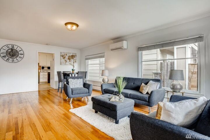 Property Photo:  530 Smithers Ave S  WA 98057 