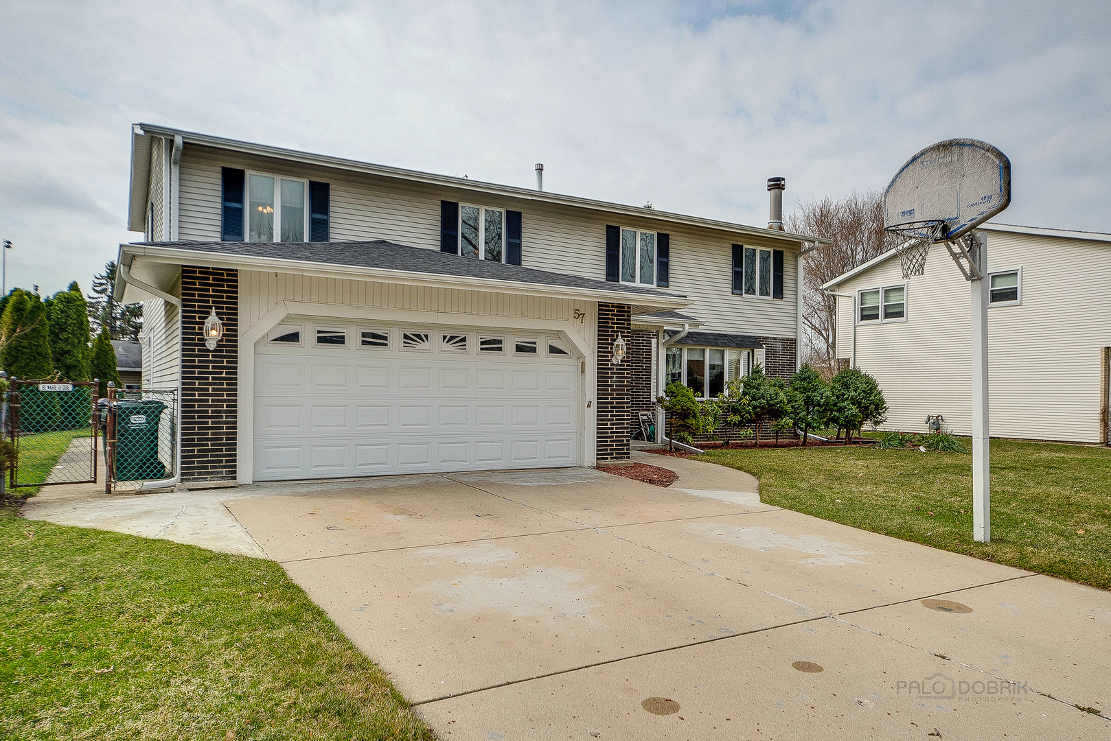 Property Photo:  57 W King Henry Court  IL 60067 