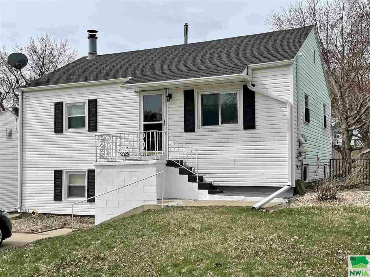 Property Photo:  2325 S Cleveland St  IA 51106 